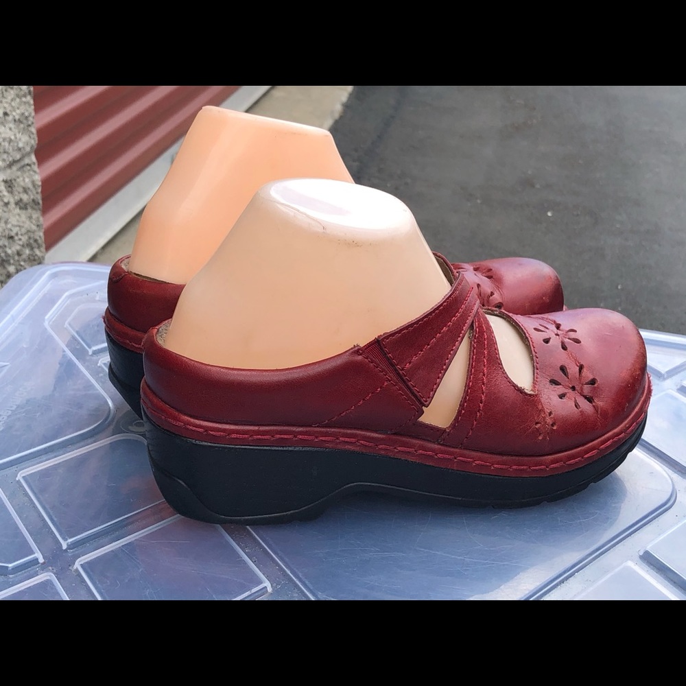 Klogs Slip Resistant Red Leather Clogs Sandals - Picture 6 of 13